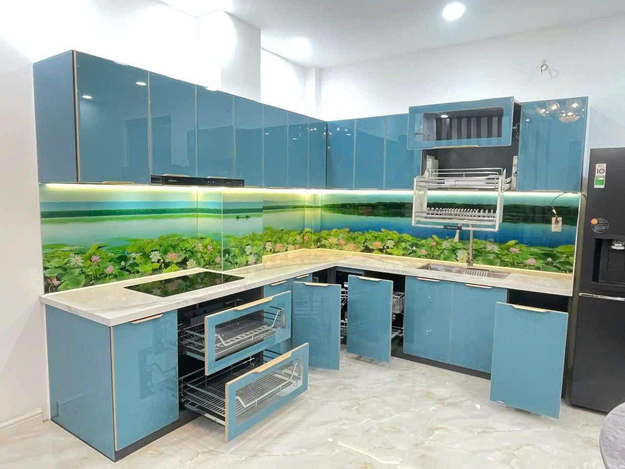 Tủ Bếp Nhôm Cánh Kính Trượt Thông Minh